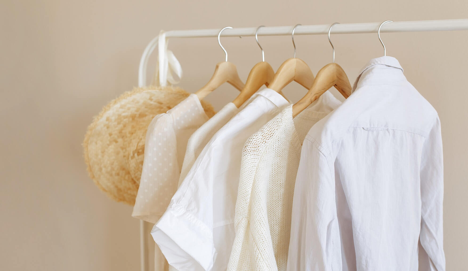 minimalistic-fashion-clothes-on-a-hanger-M75C4EB-e1778391994426